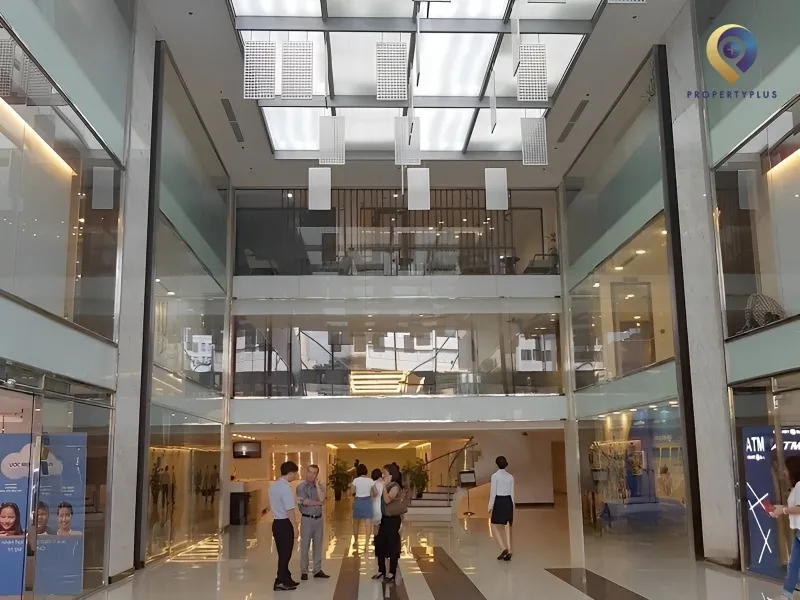 Sảnh tầng trệt Cornerstone Building hiện đại và rộng rãi